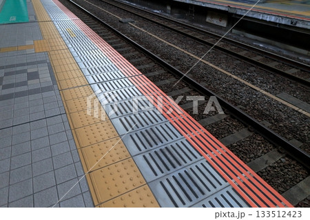 駅のホームの端　イメージ 133512423
