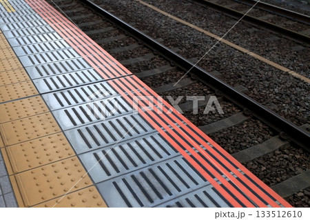 駅のホームの端　イメージ 133512610