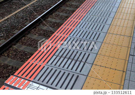 駅のホームの端　イメージ 133512611