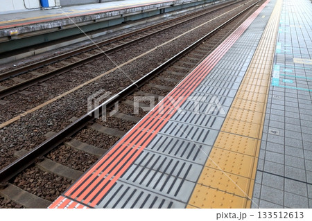 駅のホームの端 イメージ 駅のホームの端 イメージ 133512613