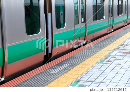 駅のホームの端　イメージ 133512615