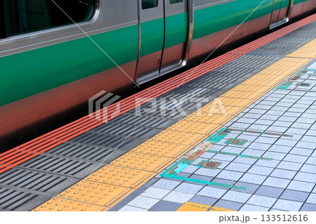 駅のホームの端 イメージ 駅のホームの端 イメージ 133512616