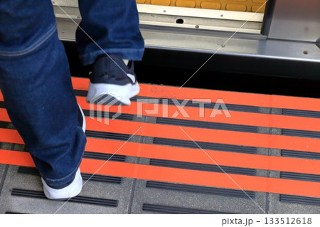 駅のホームの端　イメージ 133512618