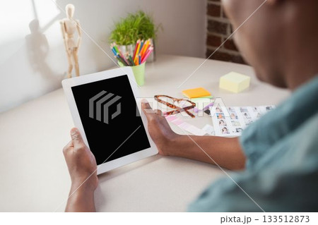 Photo editor using tablet pc 133512873