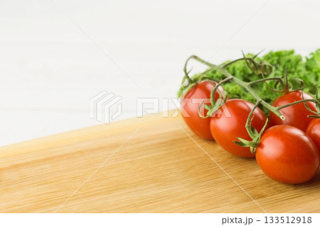 Close-up of tomatoes and parsley on chopping board 133512918
