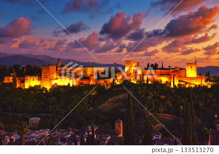 グラナダの世界遺産・アルハンブラ宮殿の夕景 133513270