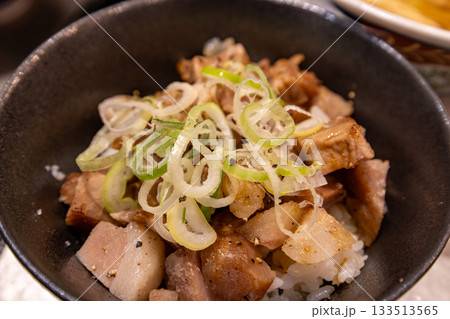 ラーメン屋のチャーシュー丼 133513565