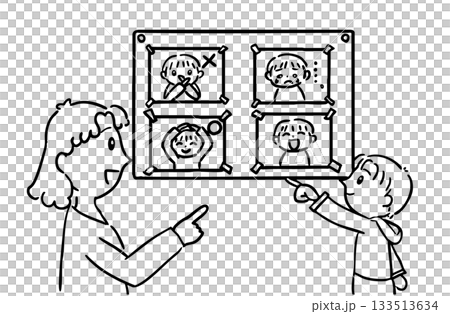 感情カードを使って気持ちを学ぶ子どもと支援員 133513634