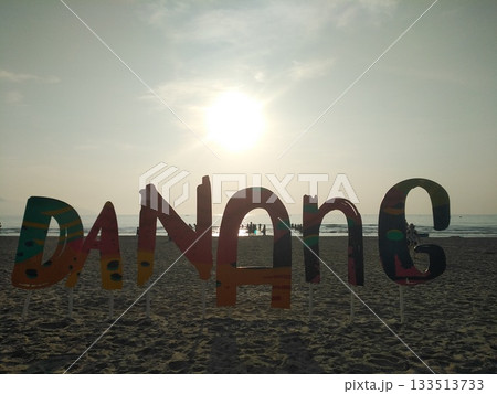 ベトナム ダナンビーチの日の出 133513733