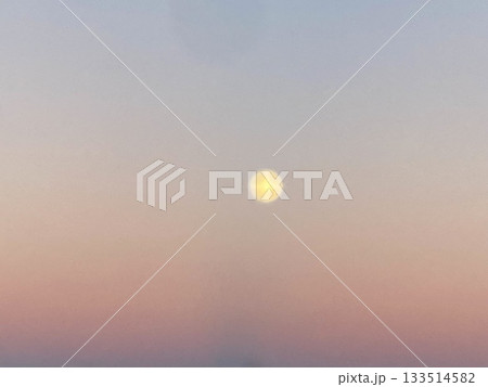 幻想的な夕空の太陽の中に浮かぶ十字の光 幻想的な夕空の太陽の中に浮かぶ十字の光 133514582