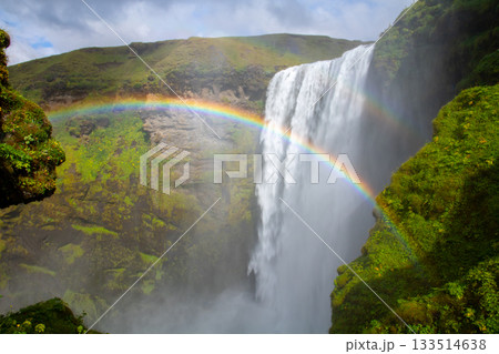 北欧の島国アイスランド共和国のスコゥガル　スコゥグアゥ川を流れ落ちる滝スコゥガフォスと瀧にかかる虹 133514638