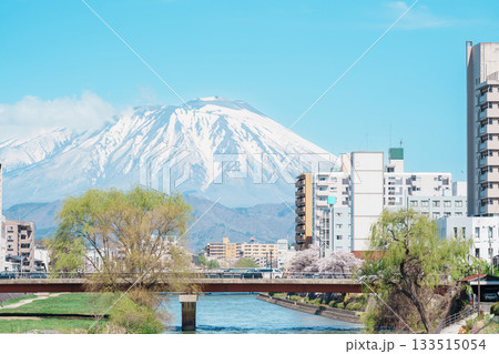 Beautiful Iwate mountain and Kitakami river with flowers blooming in Spring season, cityscape against blue sky in Morioka city, Iwate prefecture, Japan. famous Landmark Travel and Vacation destination 133515054