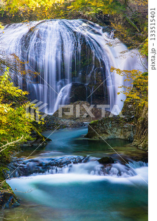【山形県_東根市】落差10m、幅15mの豪快な秋の関山大滝(せきやまおおたき) 【山形県_東根市】落差10m、幅15mの豪快な秋の関山大滝(せきやまおおたき) 133515401