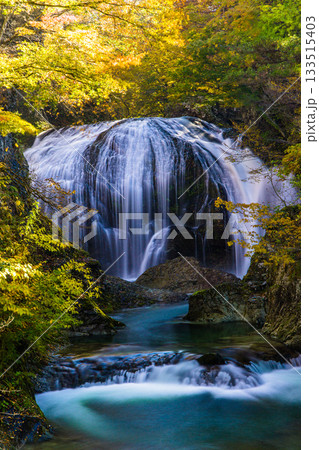 【山形県_東根市】落差10m、幅15mの豪快な秋の関山大滝（せきやまおおたき） 133515403