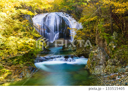 【山形県_東根市】落差10m、幅15mの豪快な秋の関山大滝（せきやまおおたき） 133515405