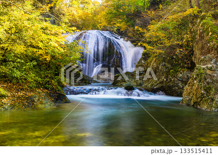 【山形県_東根市】落差10m、幅15mの豪快な秋の関山大滝(せきやまおおたき) 【山形県_東根市】落差10m、幅15mの豪快な秋の関山大滝(せきやまおおたき) 133515411