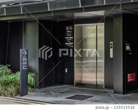 商業施設の地下に設置された有料駐輪場の入口エレベーター 133515538