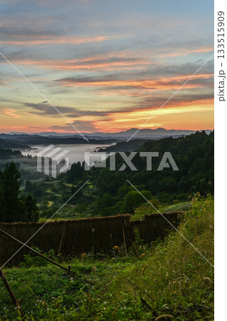 雲海が広がる星峠の朝景色 雲海が広がる星峠の朝景色 133515909