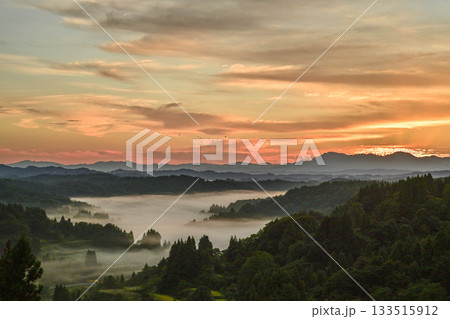 雲海が広がる星峠の朝景色 133515912