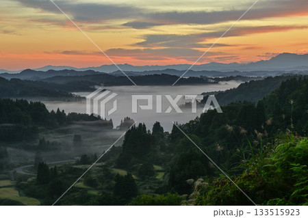 雲海が広がる星峠の朝景色 133515923