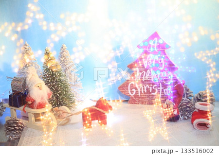 クリスマスツリーのオーナメントに飾られたクリスマスオーナメント クリスマスツリーのオーナメントに飾られたクリスマスオーナメント 133516002