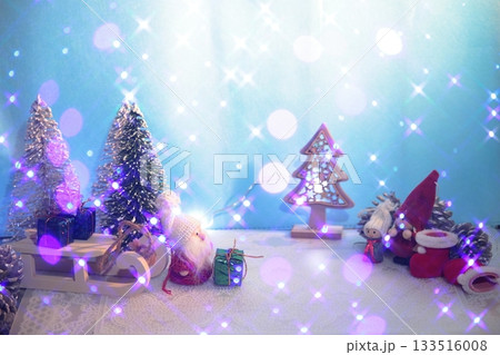 クリスマスツリーのオーナメントに飾られたクリスマスオーナメント 133516008