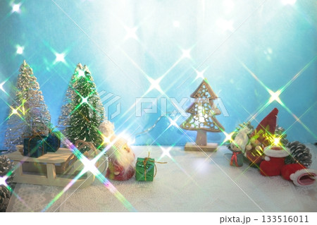 クリスマスツリーのオーナメントに飾られたクリスマスオーナメント 133516011