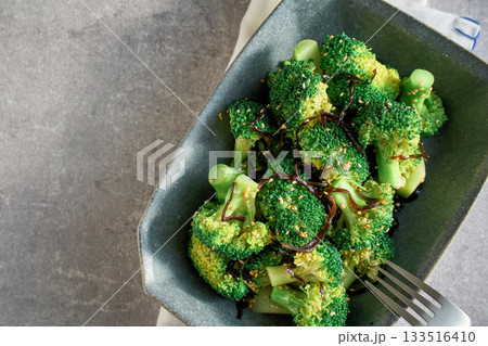 ブロッコリーと塩昆布のナムル 133516410