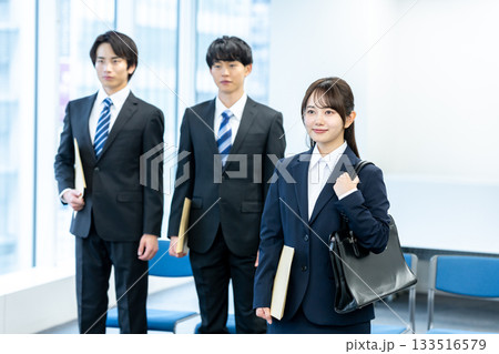 就職活動する学生 就職活動する学生 133516579
