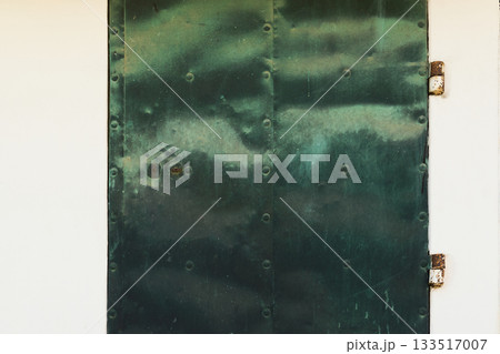 ヴィンテージ感のある緑青の金属板とリベットのクローズアップ ヴィンテージ感のある緑青の金属板とリベットのクローズアップ 133517007