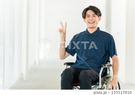 車椅子に乗る若いアジア人男性(ハンディキャップ,バリアフリー,チャリティー,介護,福祉) 車椅子に乗る若いアジア人男性(ハンディキャップ,バリアフリー,チャリティー,介護,福祉) 133517010