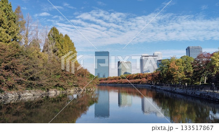 大阪城公園の紅葉と堀の水面に映るビル 133517867