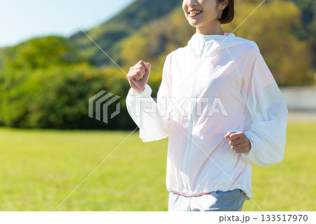 屋外でランニングをするミドル女性 133517970