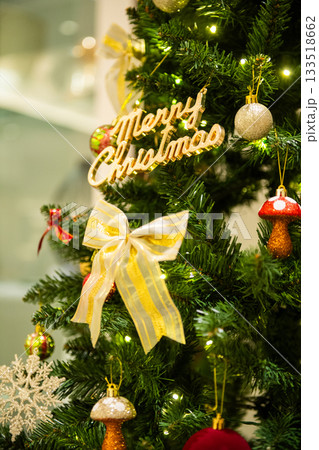 クリスマスツリーと赤い 133518662