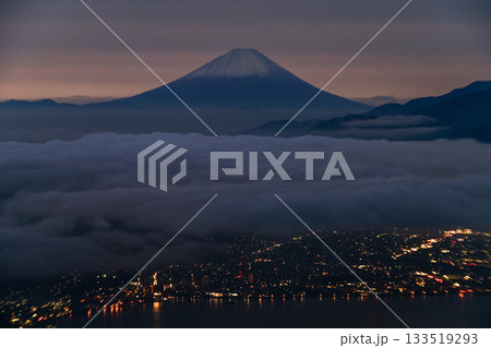 高ボッチ高原から初冠雪の富士山 高ボッチ高原から初冠雪の富士山 133519293