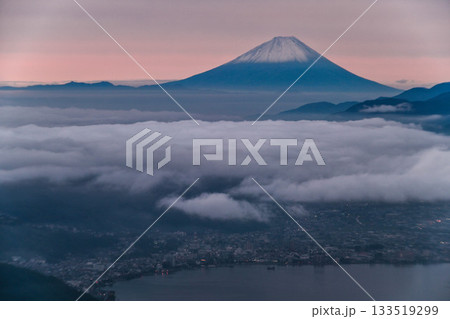 高ボッチ高原から初冠雪の富士山 133519299