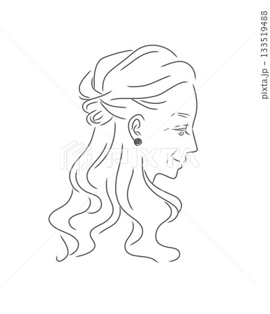 ロングヘアのきれいなシニア女性の横顔の線画 133519488