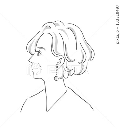 ショートヘアのきれいなシニア女性の横顔の白黒イラスト 133519497