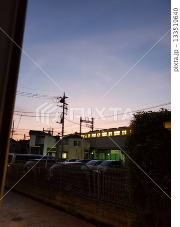 夕暮れの西新井付近を走る電車 133519640