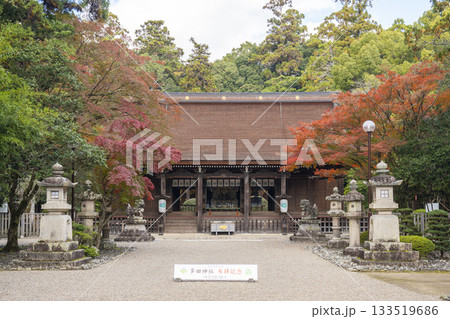 多田神社　拝殿　紅葉の季節 133519686