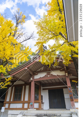 多田神社　宝物殿　紅葉の季節 133519689