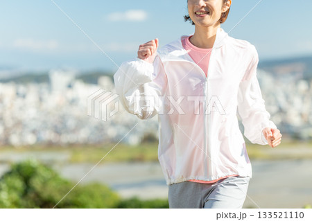 屋外でランニングをするミドル女性 133521110