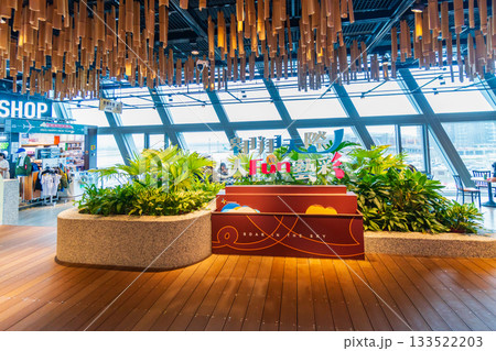 台湾　桃園市　台湾桃園国際空港　窓際のカフェ 133522203