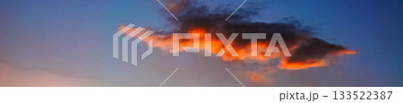 日没間近の西の空に浮かぶ赤く染まった雲 日没間近の西の空に浮かぶ赤く染まった雲 133522387