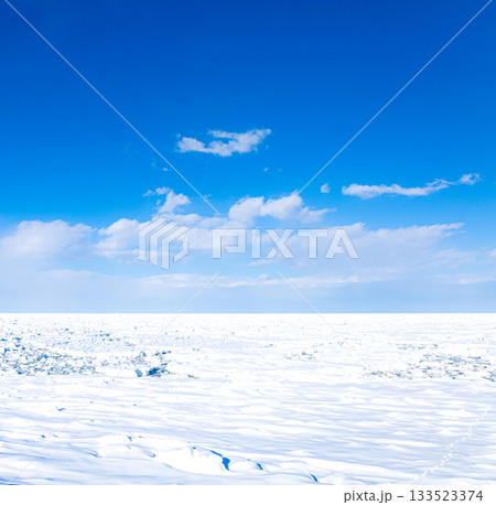 真冬の澄み切った青空と北海道オホーツク海に接岸した一面の流氷 133523374