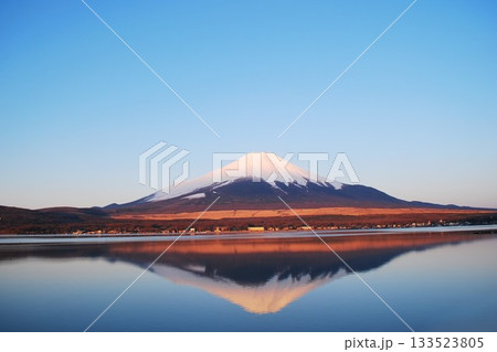 快晴の風景、山中湖「 W富士」 快晴の風景、山中湖「 W富士」 133523805