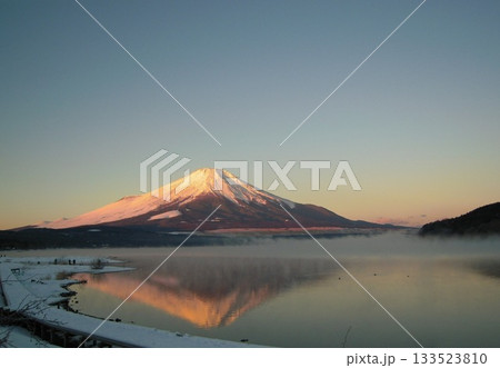 早朝の山中湖に映る紅逆さ「富士山」 早朝の山中湖に映る紅逆さ「富士山」 133523810