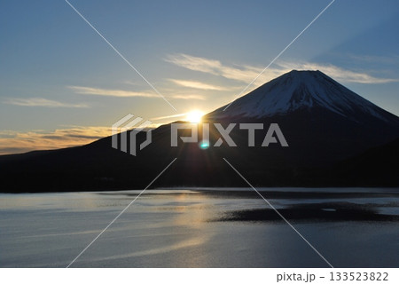 朝陽が昇る本栖湖からの「富士山」 朝陽が昇る本栖湖からの「富士山」 133523822