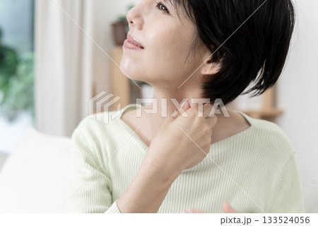 首をマッサージする女性 胸鎖乳突筋メソッド 小顔効果マッサージ ボディパーツ パーツカット 首をマッサージする女性 胸鎖乳突筋メソッド 小顔効果マッサージ ボディパーツ パーツカット 133524056