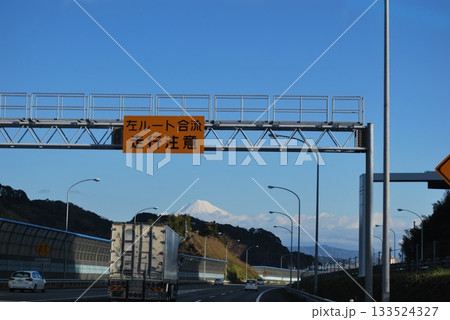 東名高速と富士山 東名高速と富士山 133524327